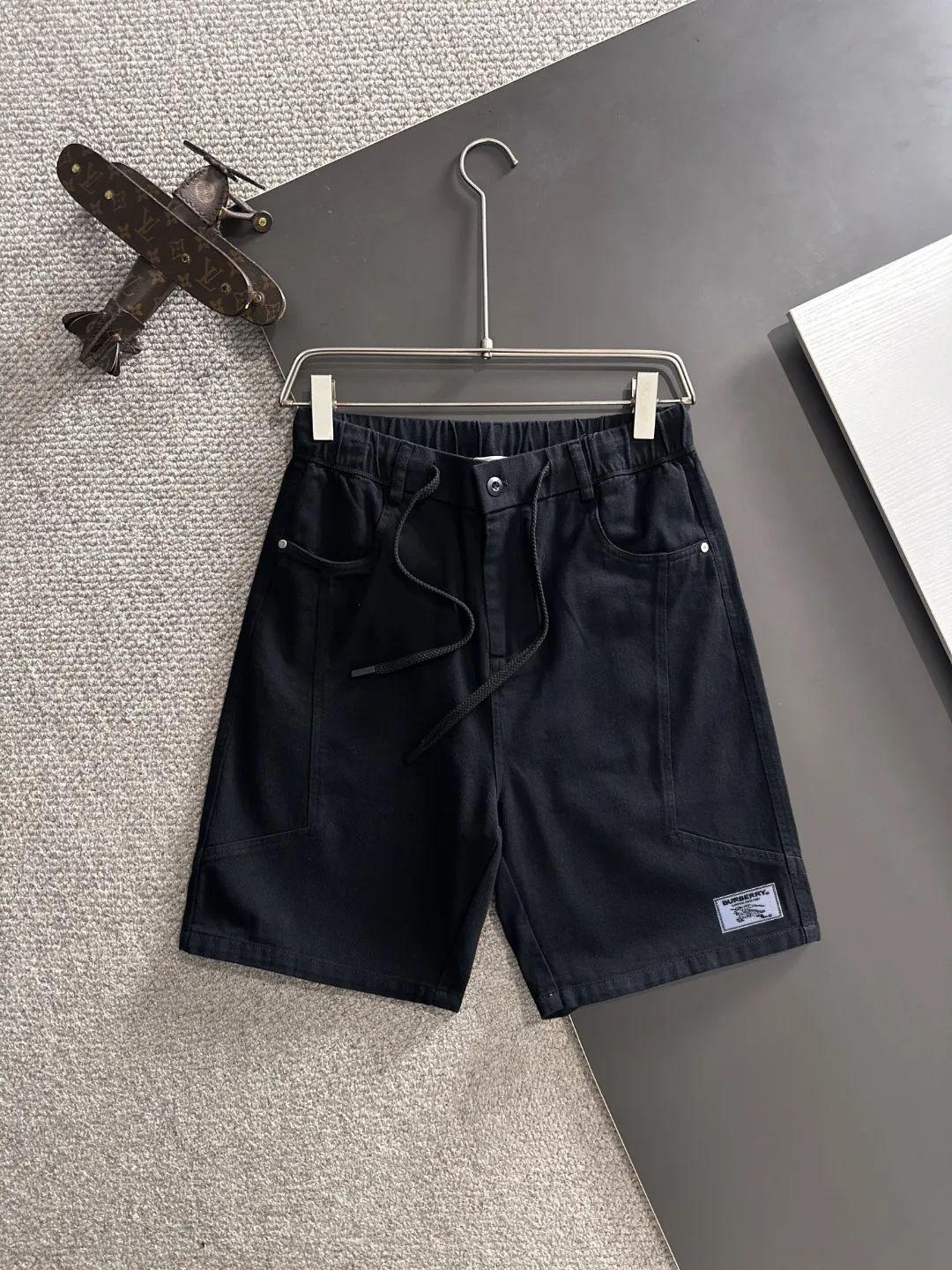 Next day shipment P160 Premium Burberry 2026 Spring/Summer New Arrival elastic band casual shorts, counter-customized fabrics Breathable, high comfort, impeccable details, brand element design concept, reflecting high quality. It feels delicate and soft! It presents a casual cut and the upper body shape is great! Sizes:S-3XL